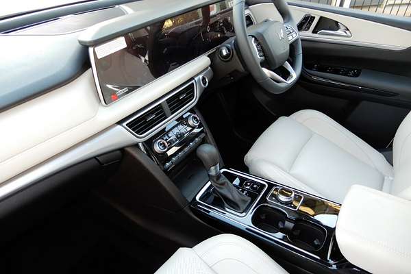 2025 Mahindra XUV700 AX7L MY25