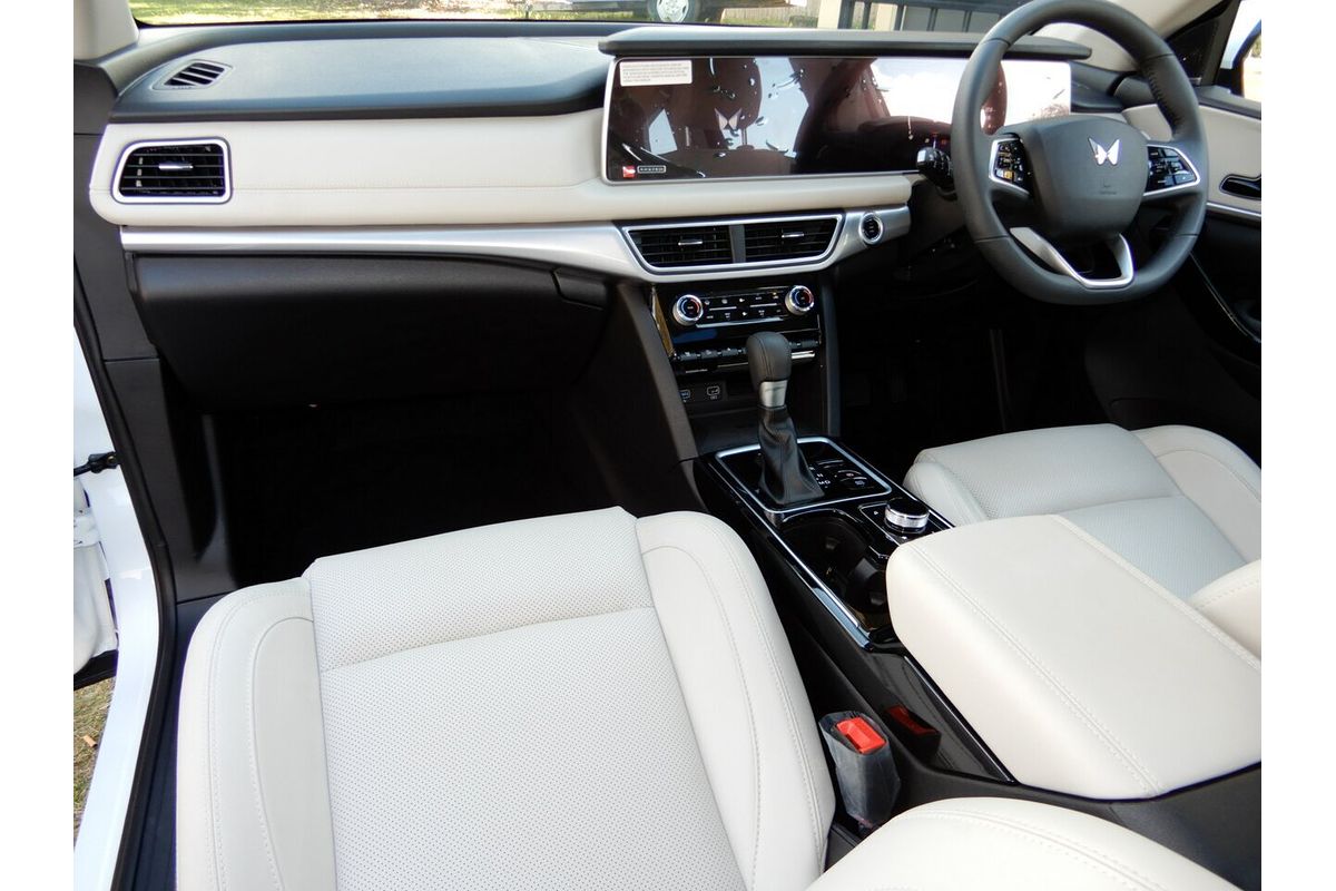 2025 Mahindra XUV700 AX7L MY25
