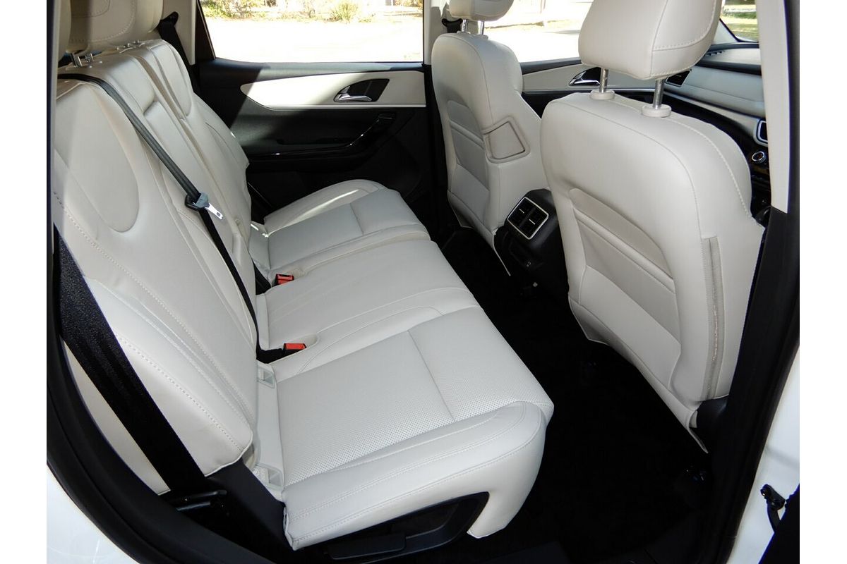 2025 Mahindra XUV700 AX7L MY25