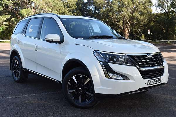 2021 Mahindra XUV500 W10
