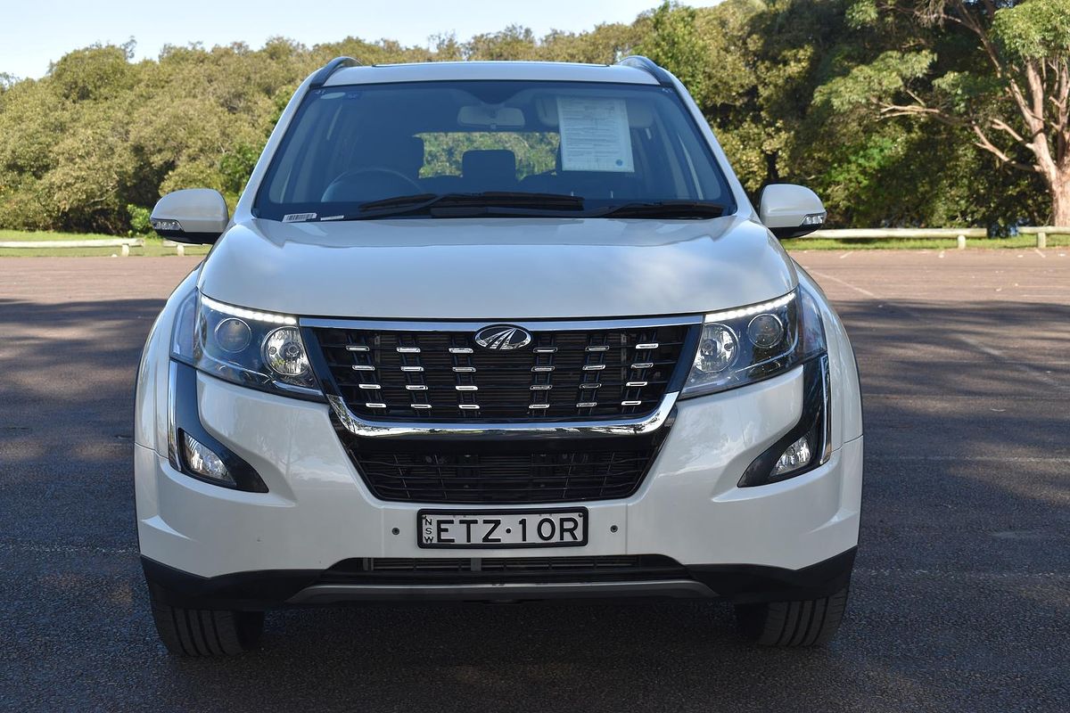 2021 Mahindra XUV500 W10