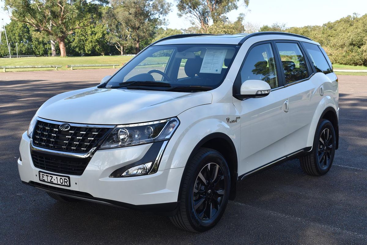 2021 Mahindra XUV500 W10