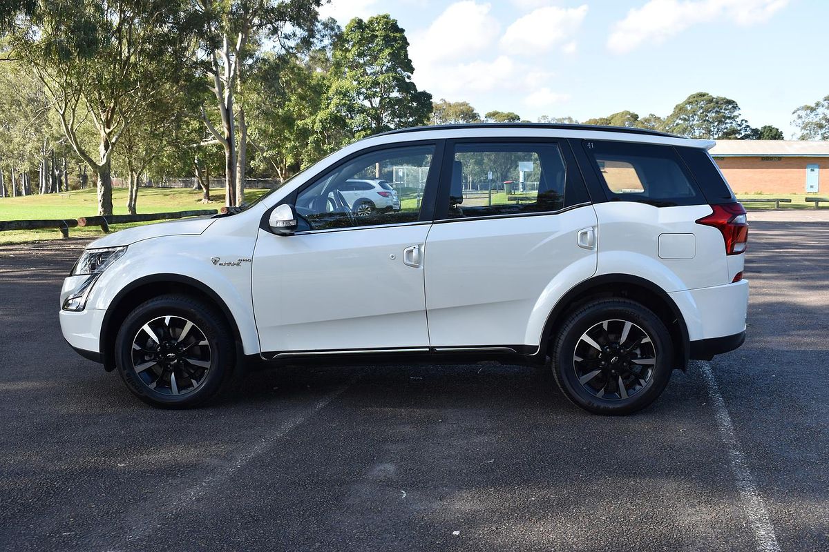 2021 Mahindra XUV500 W10