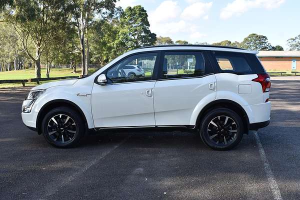 2021 Mahindra XUV500 W10
