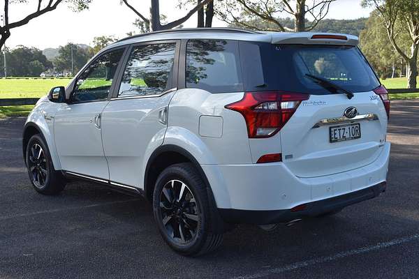 2021 Mahindra XUV500 W10