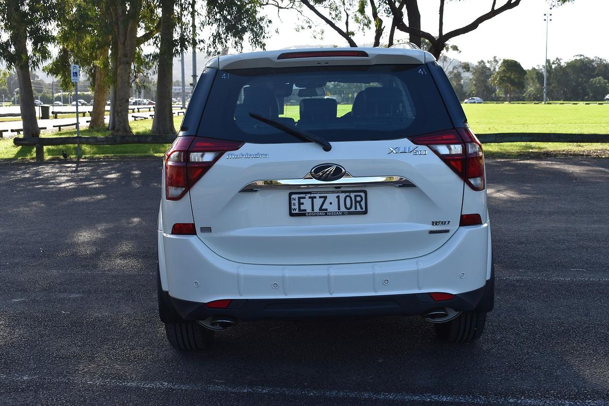 2021 Mahindra XUV500 W10
