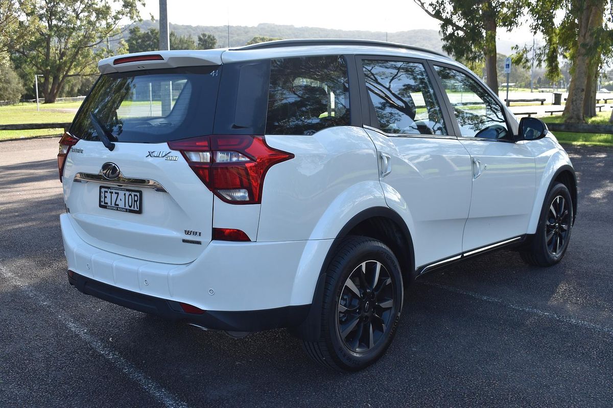 2021 Mahindra XUV500 W10