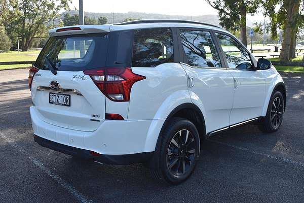 2021 Mahindra XUV500 W10
