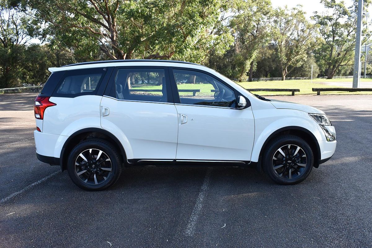 2021 Mahindra XUV500 W10