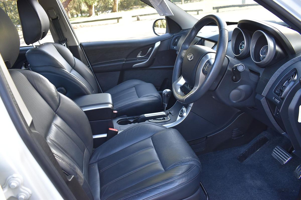 2021 Mahindra XUV500 W10