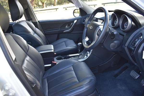 2021 Mahindra XUV500 W10