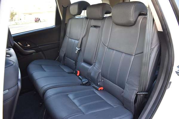 2021 Mahindra XUV500 W10