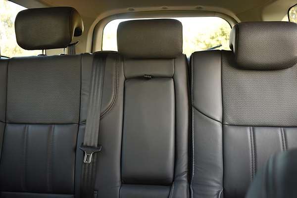 2021 Mahindra XUV500 W10