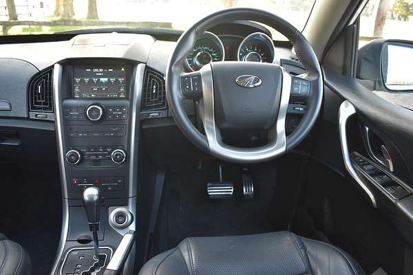 2021 Mahindra XUV500 W10