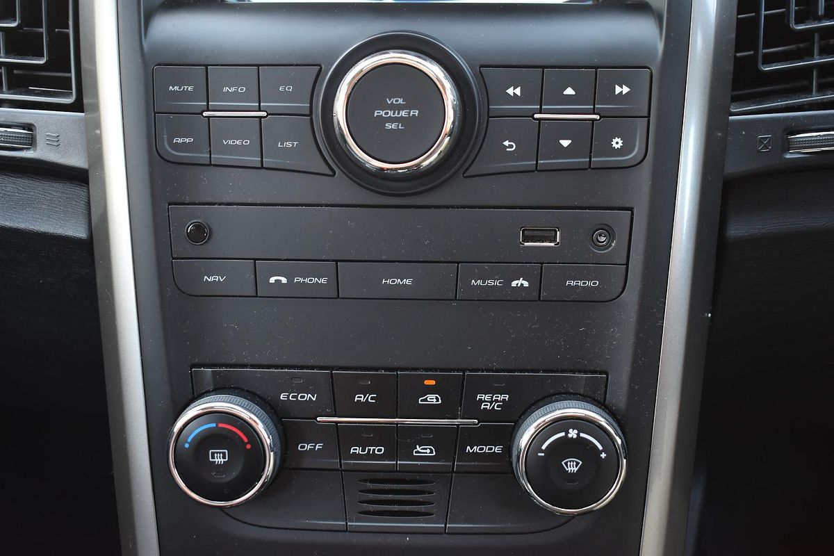 2021 Mahindra XUV500 W10