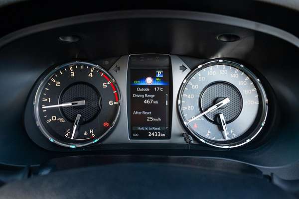 2025 Toyota Hilux SR5 48V GUN126R 4X4