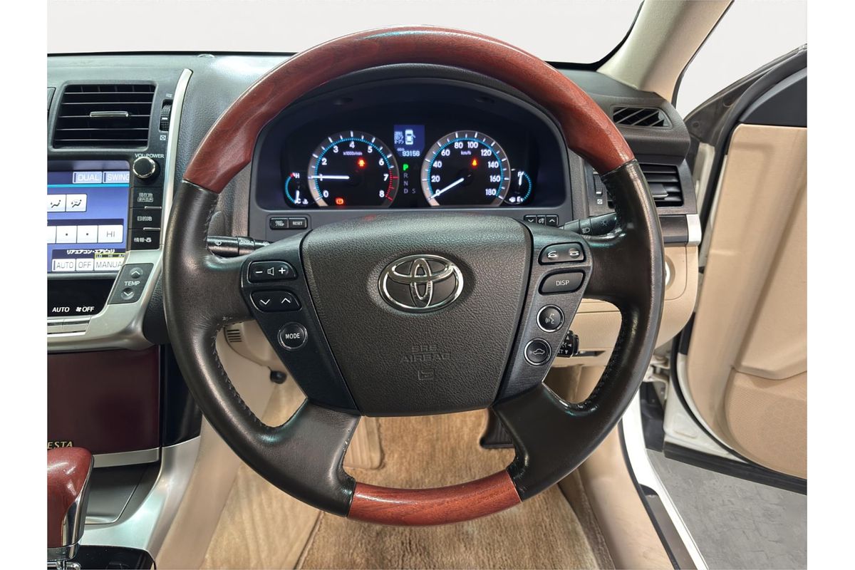 2013 Toyota Crown Majesta G URS206