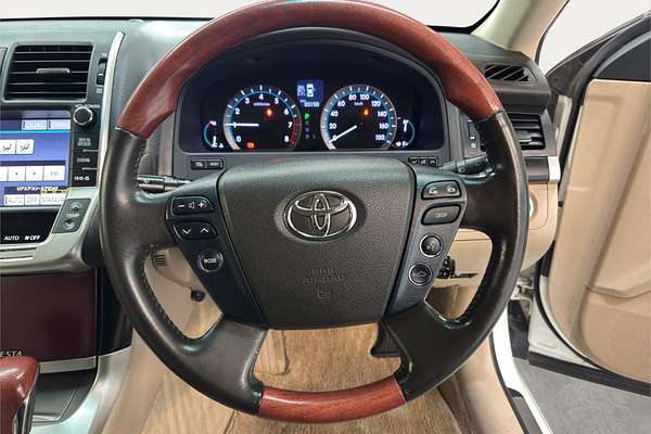 2013 Toyota Crown Majesta G URS206