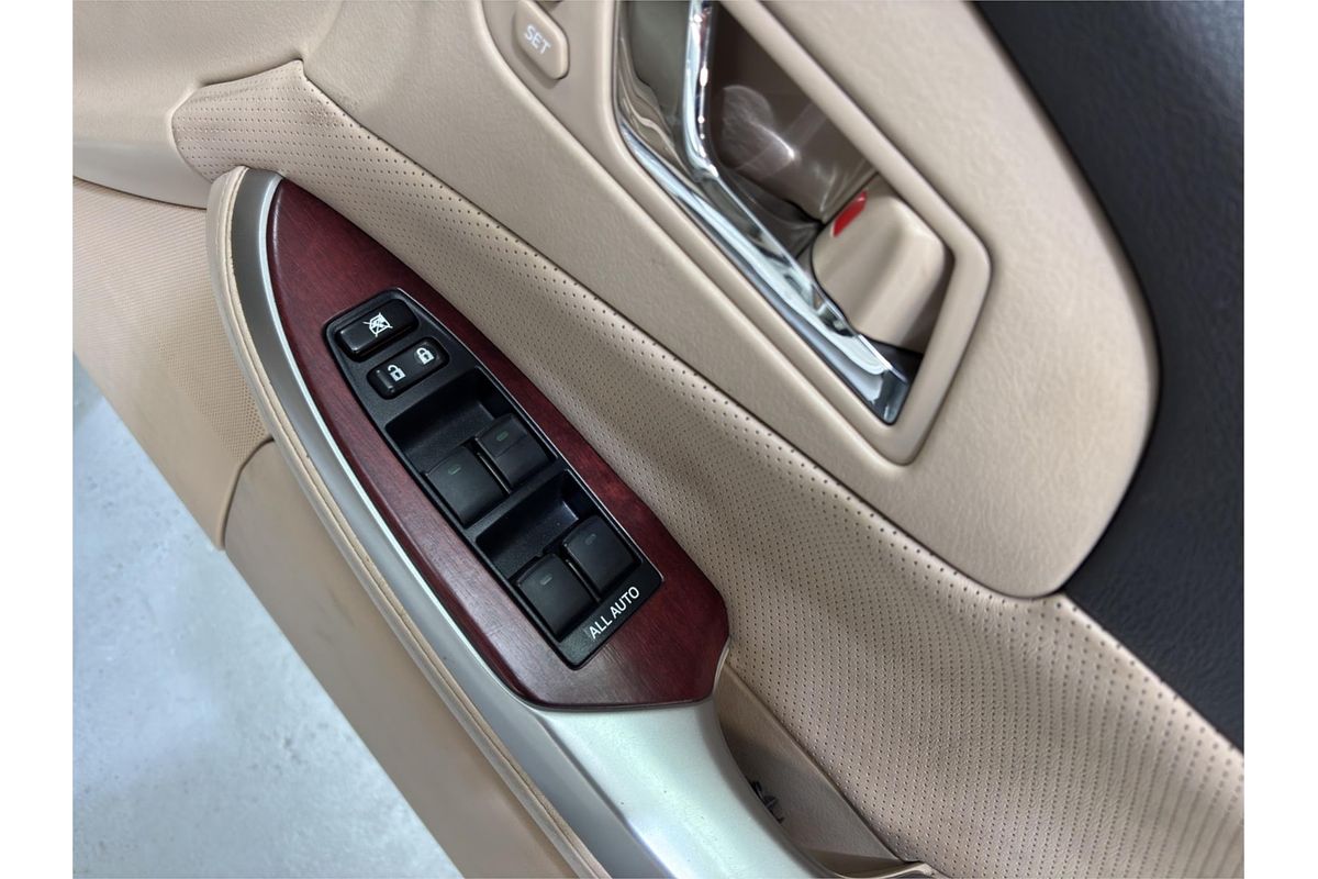 2013 Toyota Crown Majesta G URS206