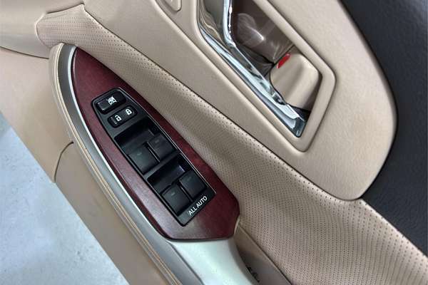 2013 Toyota Crown Majesta G URS206