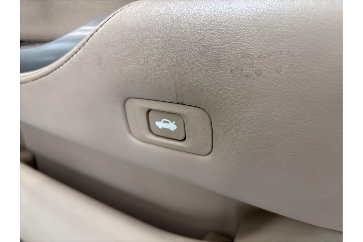2013 Toyota Crown Majesta G URS206