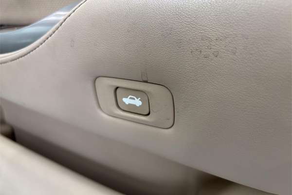 2013 Toyota Crown Majesta G URS206