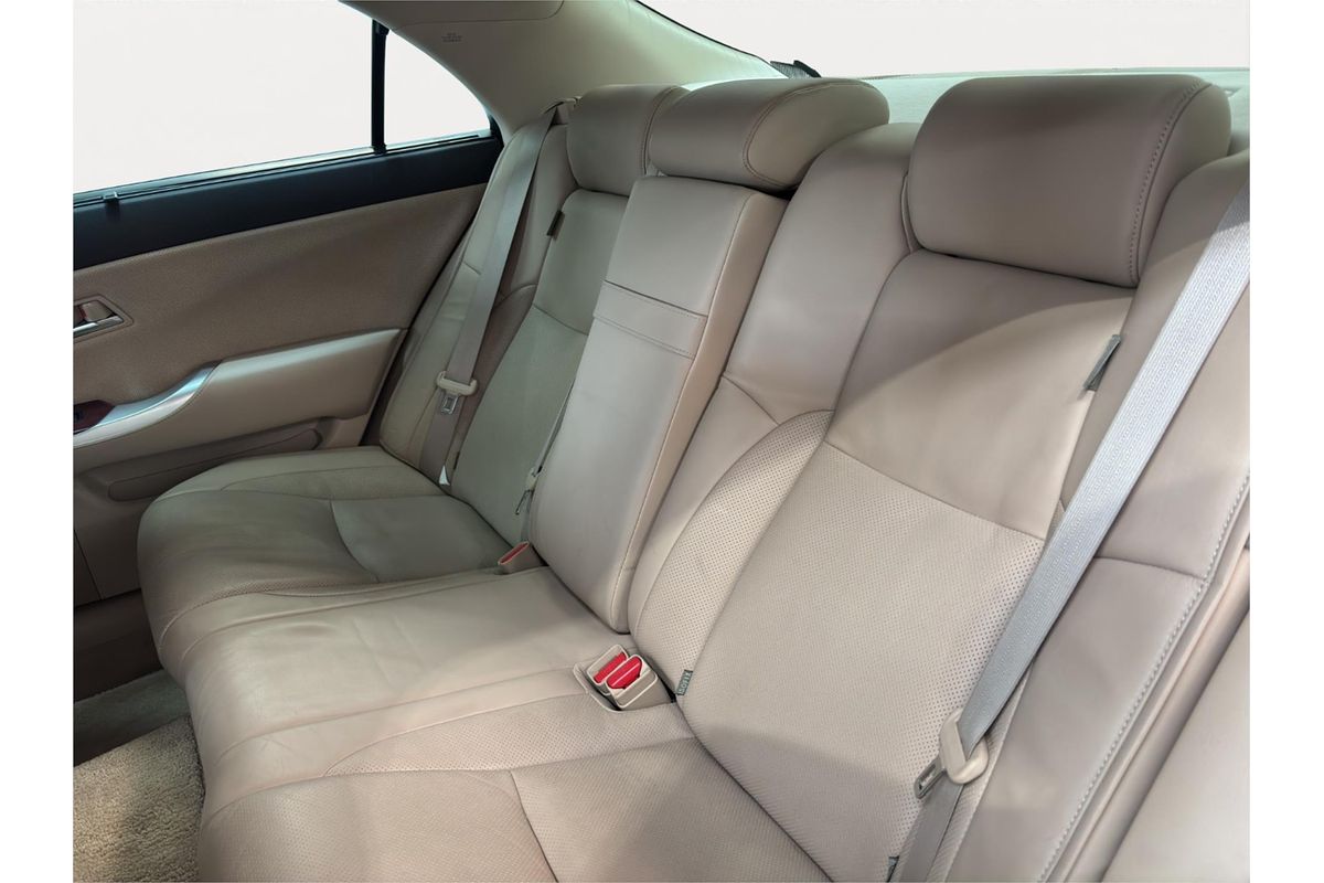 2013 Toyota Crown Majesta G URS206