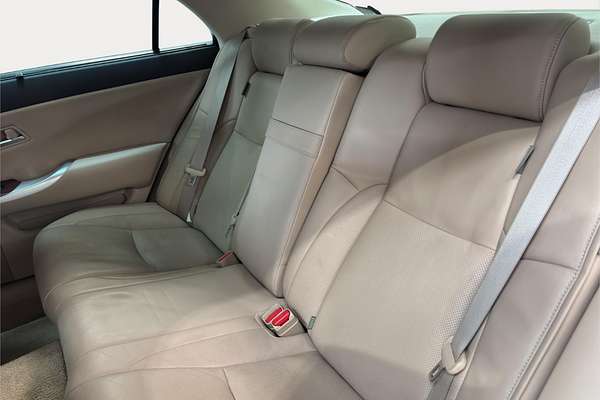 2013 Toyota Crown Majesta G URS206