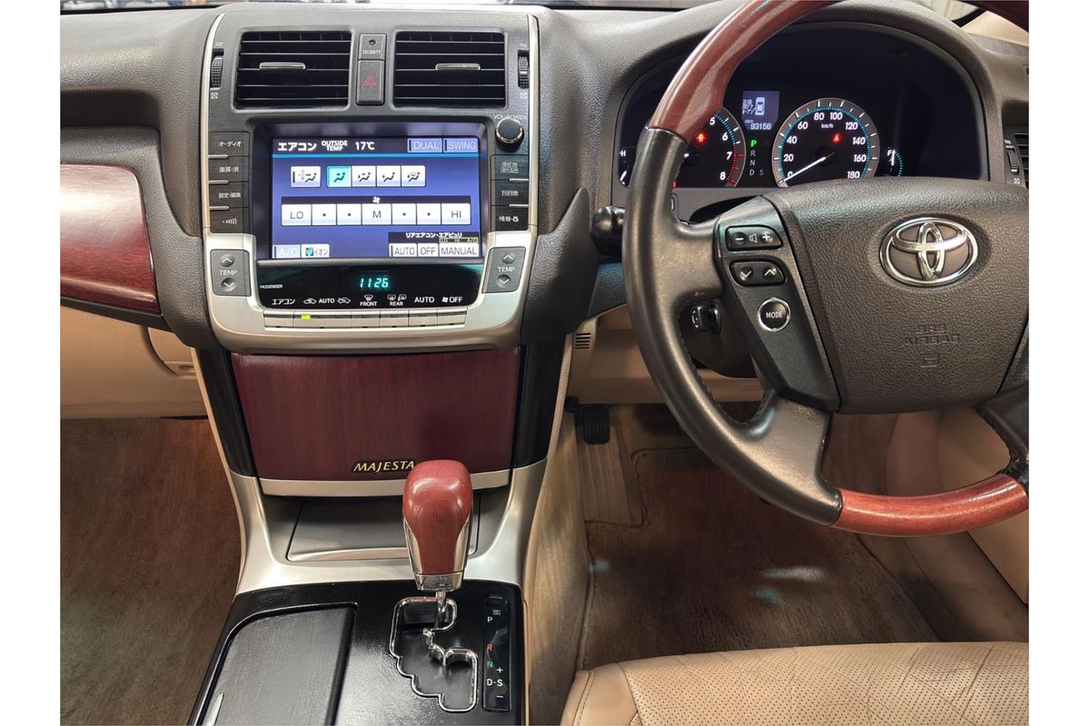 2013 Toyota Crown Majesta G URS206
