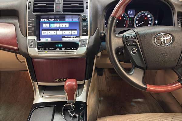2013 Toyota Crown Majesta G URS206