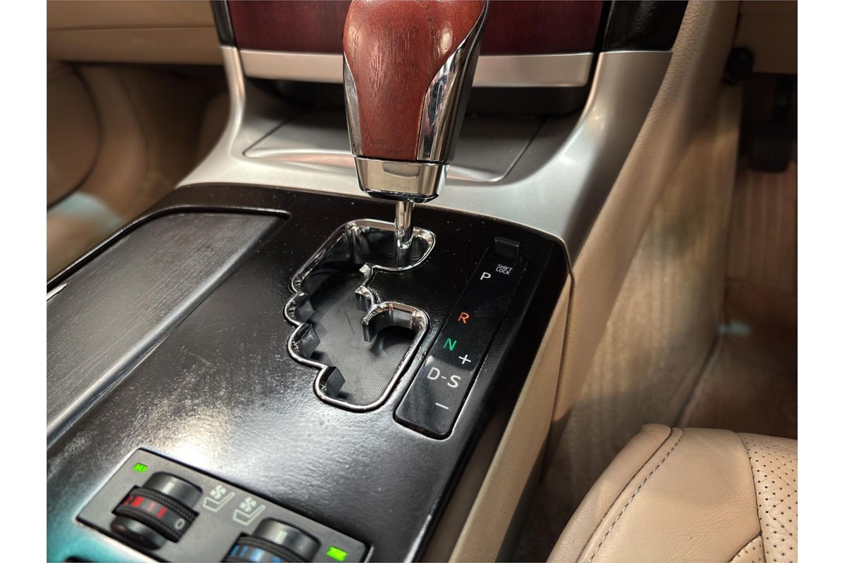 2013 Toyota Crown Majesta G URS206