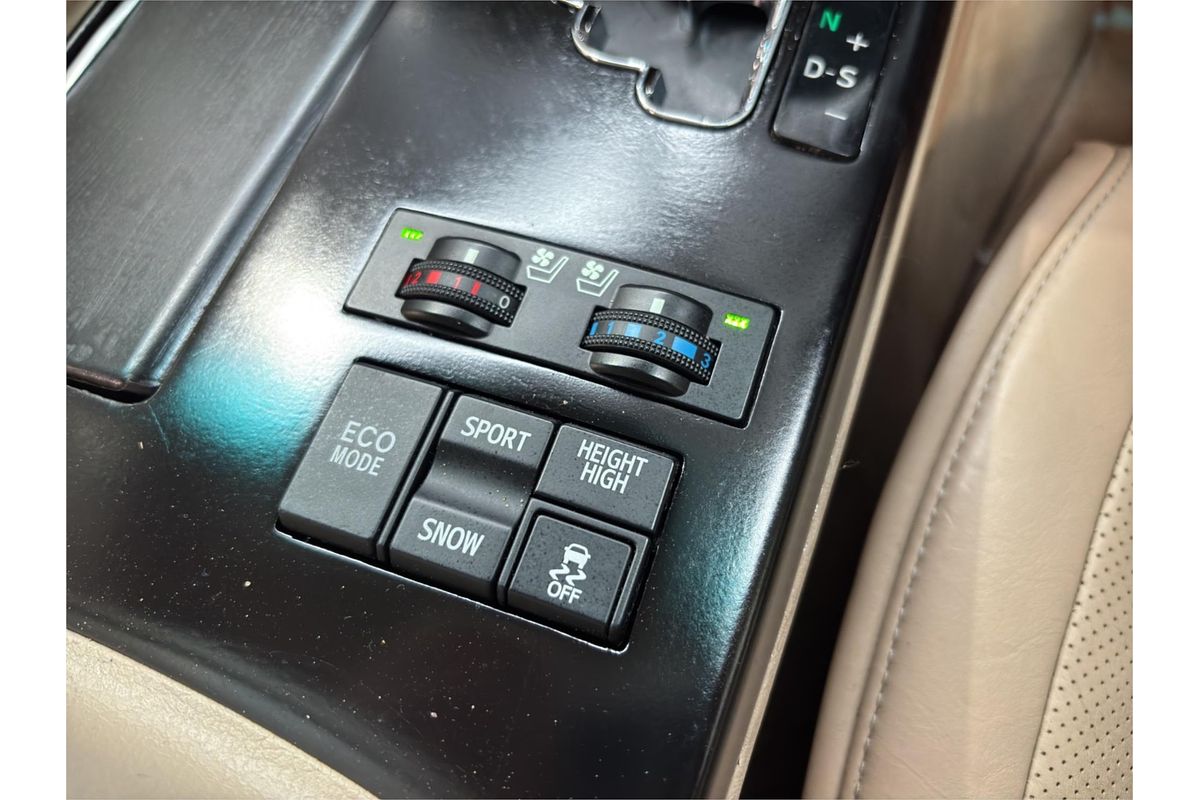 2013 Toyota Crown Majesta G URS206