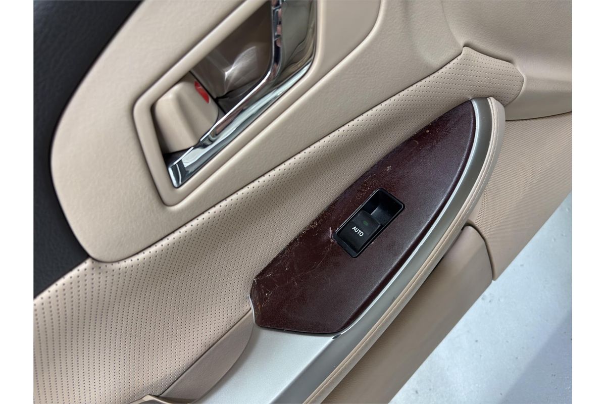 2013 Toyota Crown Majesta G URS206