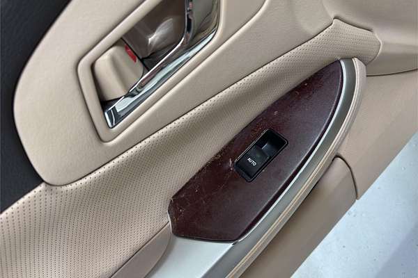 2013 Toyota Crown Majesta G URS206