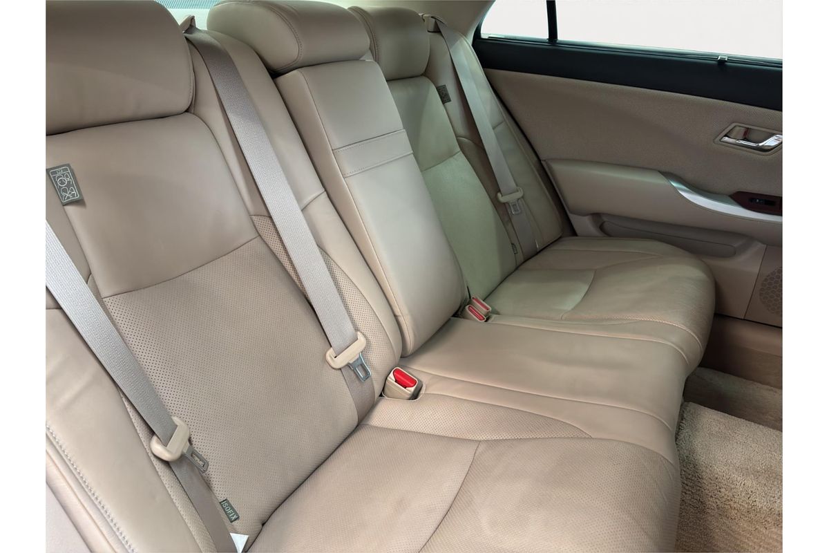 2013 Toyota Crown Majesta G URS206