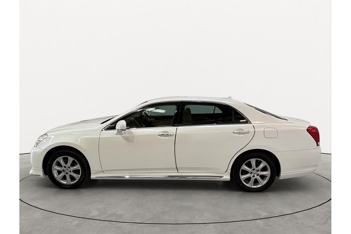 2013 Toyota Crown Majesta G URS206