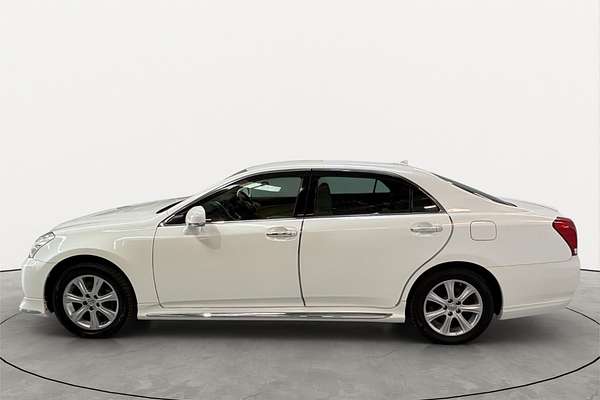 2013 Toyota Crown Majesta G URS206