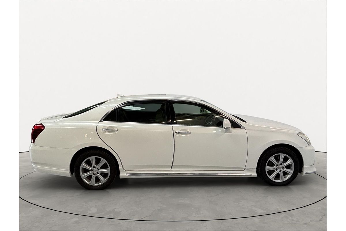 2013 Toyota Crown Majesta G URS206
