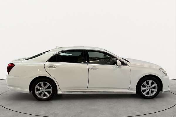 2013 Toyota Crown Majesta G URS206