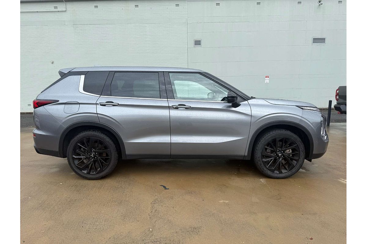 2023 Mitsubishi Outlander LS Black Edition ZM