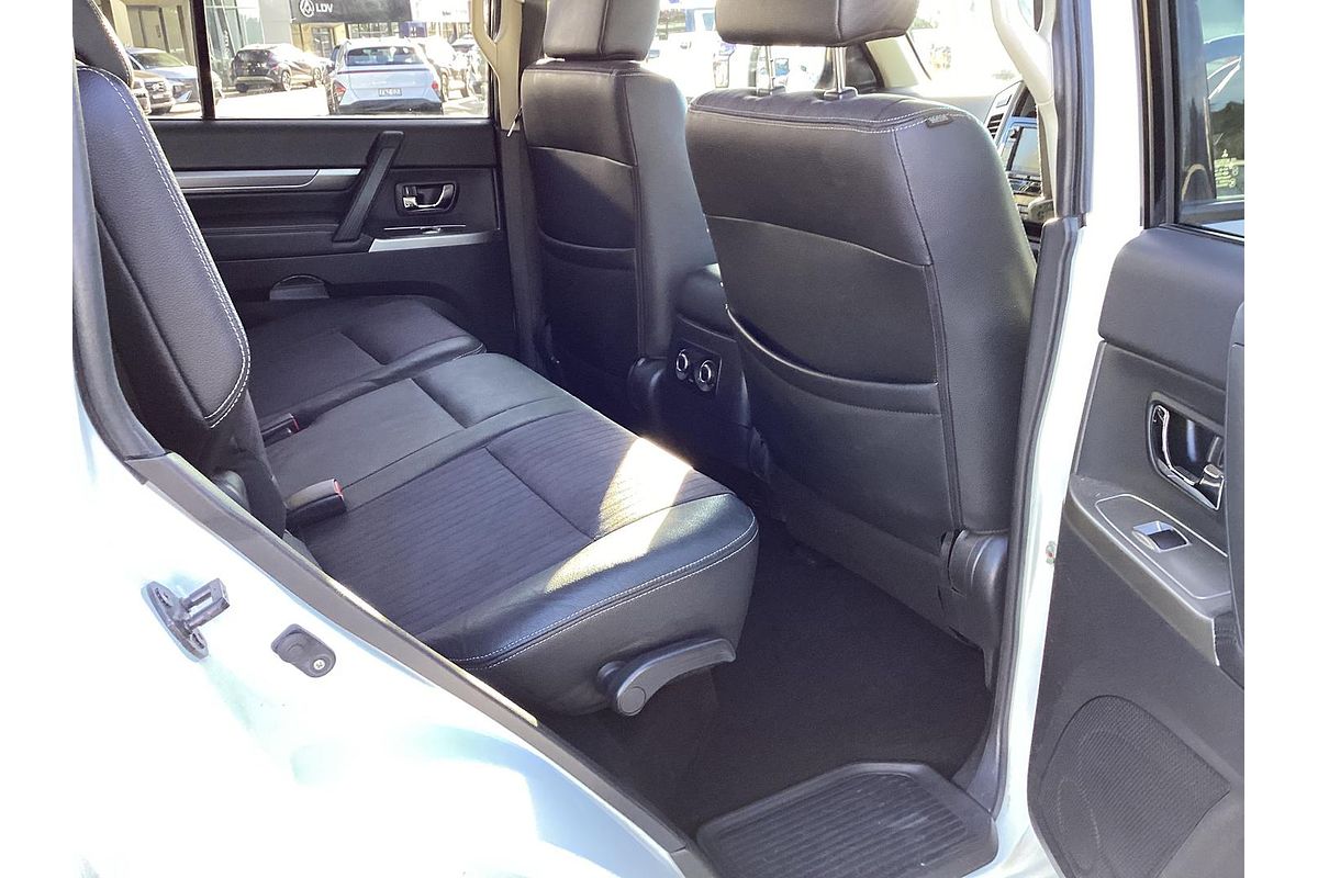 2015 Mitsubishi Pajero GLS NX