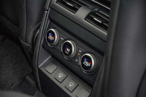 2025 Land Rover Defender 130 P400 X-Dynamic SE L663