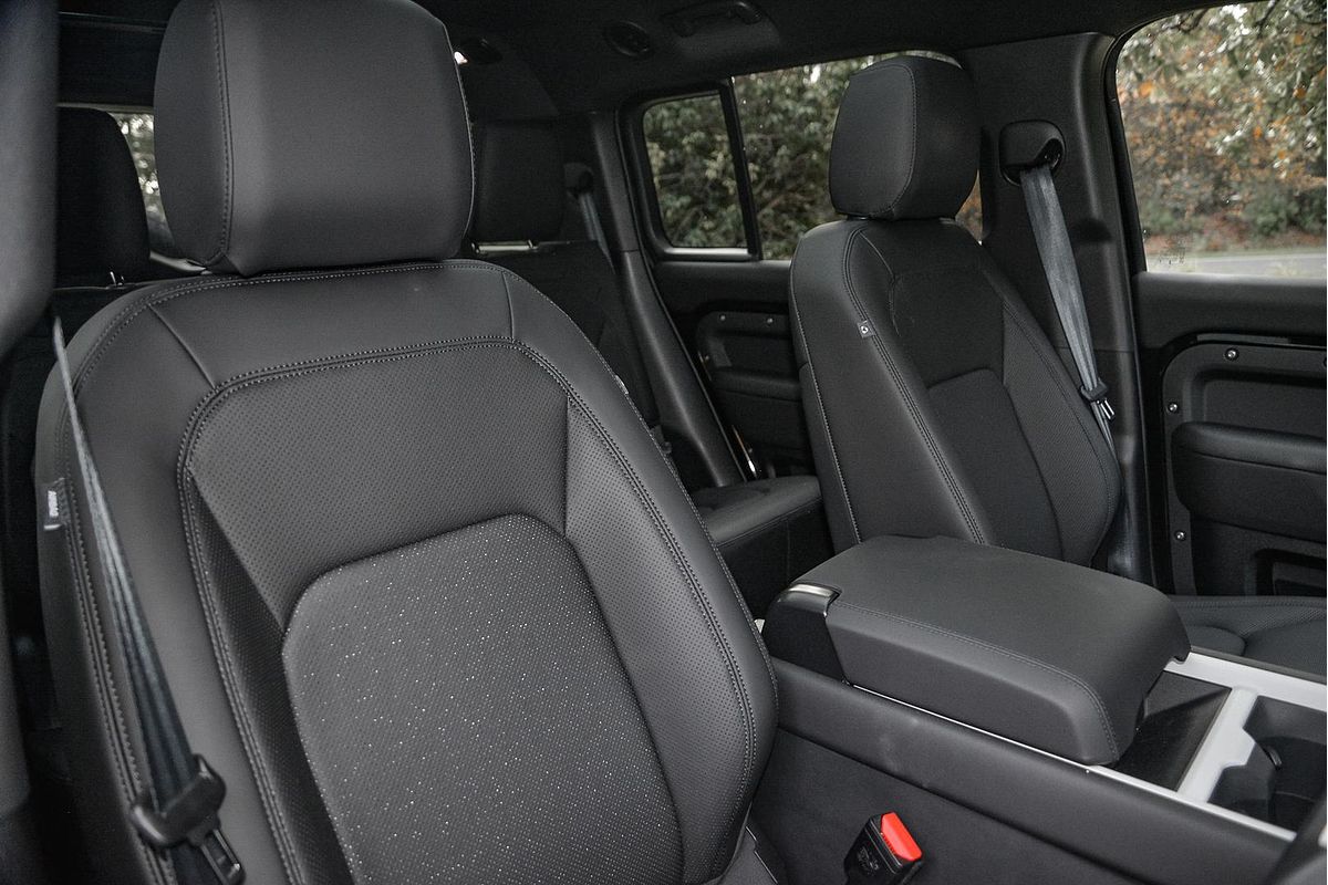 2025 Land Rover Defender 130 P400 X-Dynamic SE L663