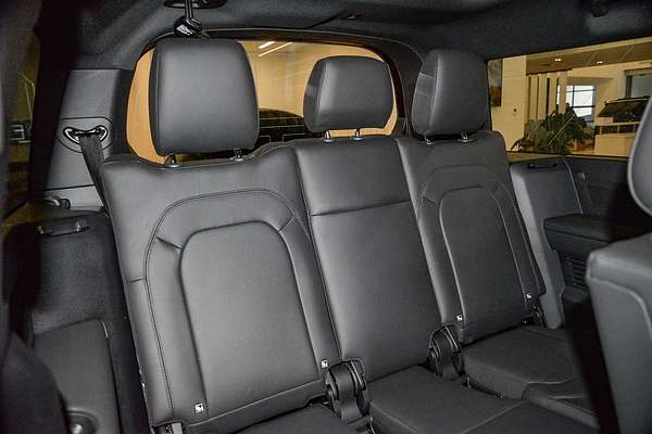 2024 Land Rover Defender 130 D350 X-Dynamic SE L663