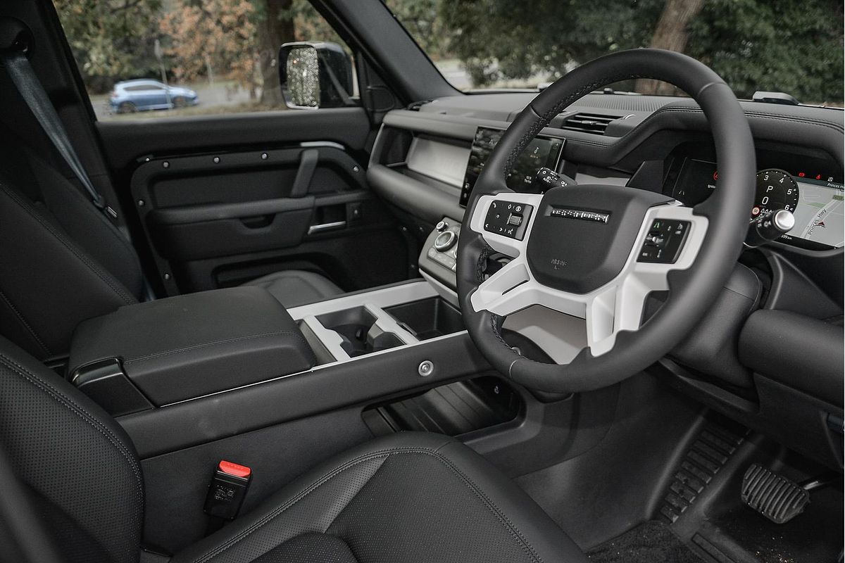 2025 Land Rover Defender 130 P400 X-Dynamic SE L663