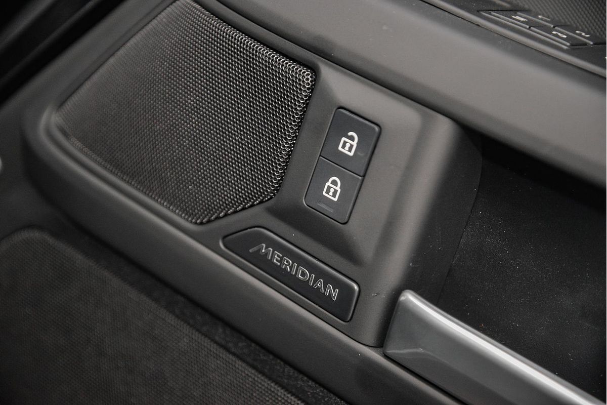 2025 Land Rover Defender 130 P400 X-Dynamic SE L663