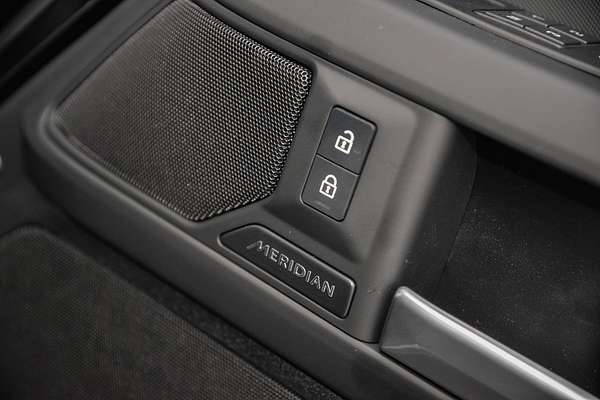 2025 Land Rover Defender 130 P400 X-Dynamic SE L663