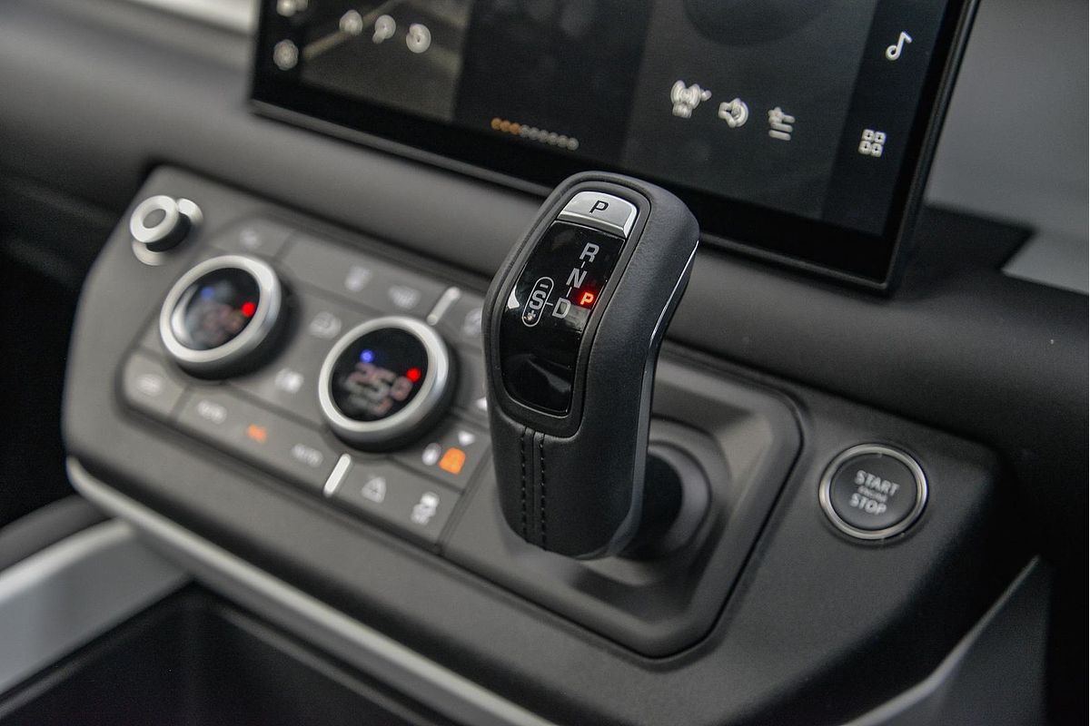 2025 Land Rover Defender 130 P400 X-Dynamic SE L663