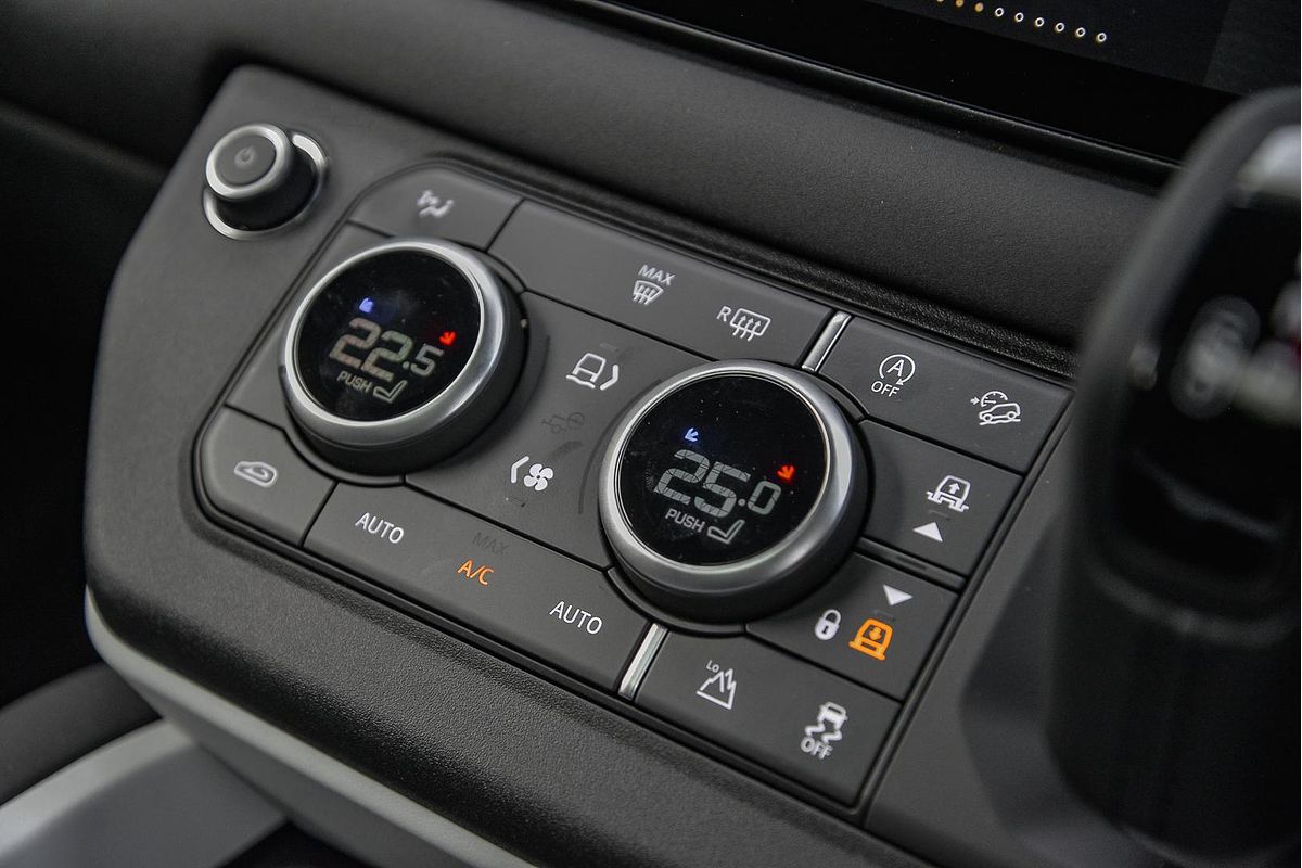 2025 Land Rover Defender 130 P400 X-Dynamic SE L663