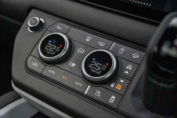 2025 Land Rover Defender 130 P400 X-Dynamic SE L663